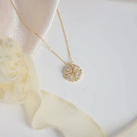Collar con trébol de cuatro corazones + caja de rosa - Moroveta