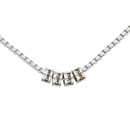 El collar de cadena con dijes personalizados en color plateado incluye cuatro dijes grabados con Roman, Emilie, Alexa y David: un collar único y un regalo perfecto para el Día del Padre.
