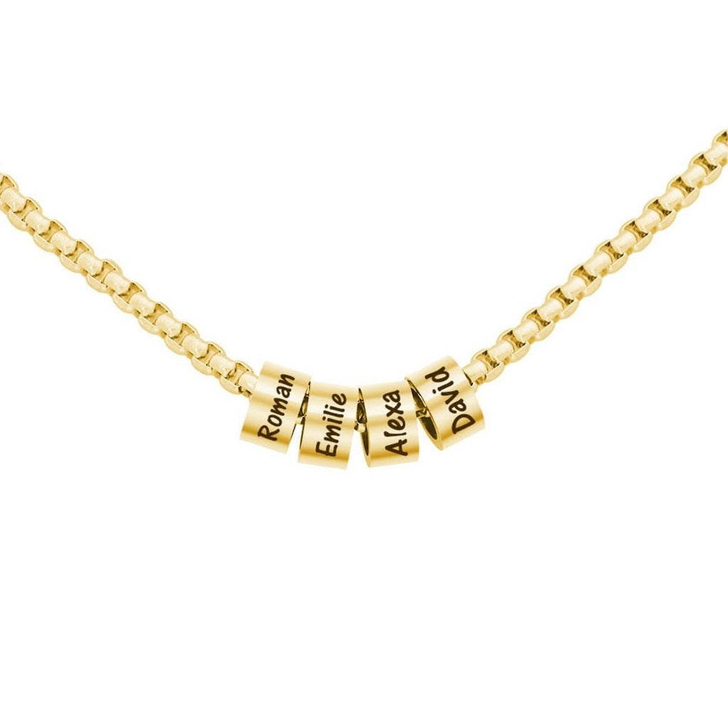 El Collar de cadena con dijes personalizados en color dorado lleva cuatro cilindros grabados con los nombres Roman, Emilie, Alexa y David. Un regalo personalizado ideal para el Día del Padre, con dijes distribuidos uniformemente en la cadena.