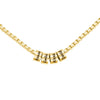 El Collar de cadena con dijes personalizados en color dorado lleva cuatro cilindros grabados con los nombres Roman, Emilie, Alexa y David. Un regalo personalizado ideal para el Día del Padre, con dijes distribuidos uniformemente en la cadena.