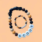 Este Collar de cuentas personalizado para mascotas + Pulsera gratis incluye ambos con cuentas marrón, beige y amarillo. Cuentas blancas forman "SCOUT" sobre fondo melocotón-perfecto como regalo para amantes de mascotas.