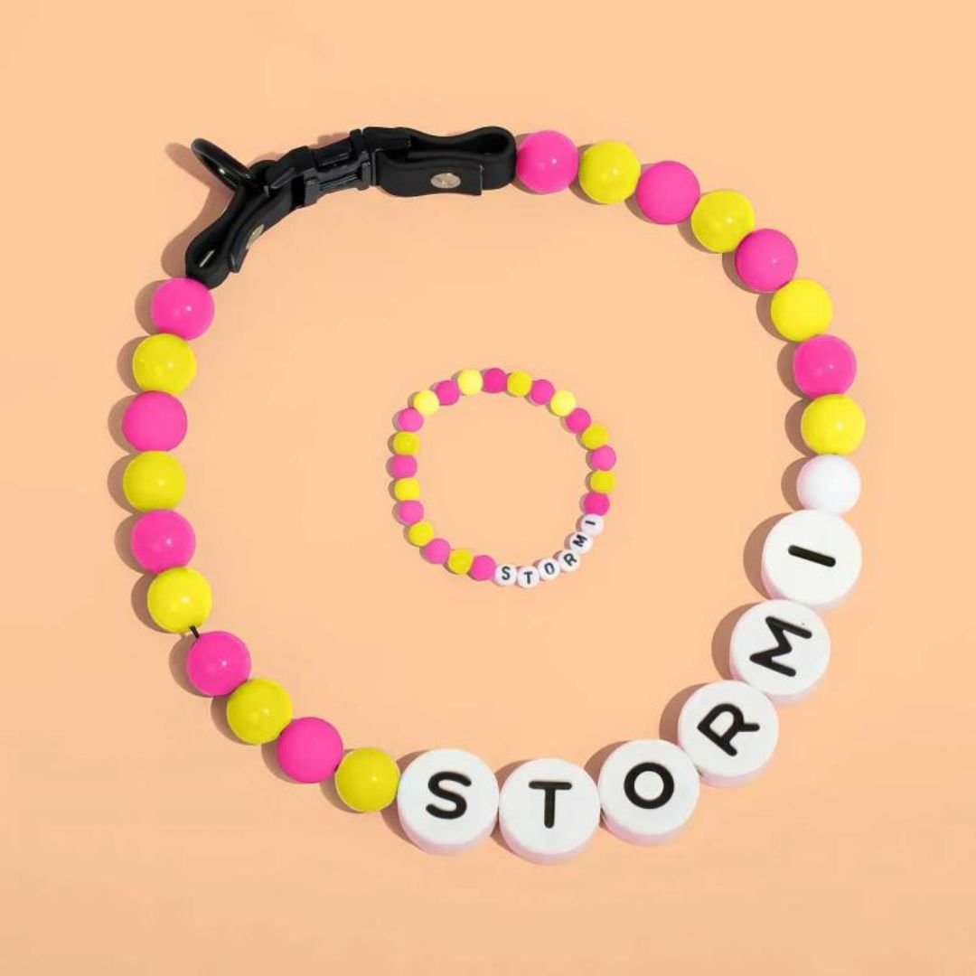 Collar de cuentas personalizado para mascotas y pulsera gratis a juego con cuentas amarillas, rosas y blancas, ambas con STORMI en fondo durazno. El regalo ideal para amantes de mascotas.