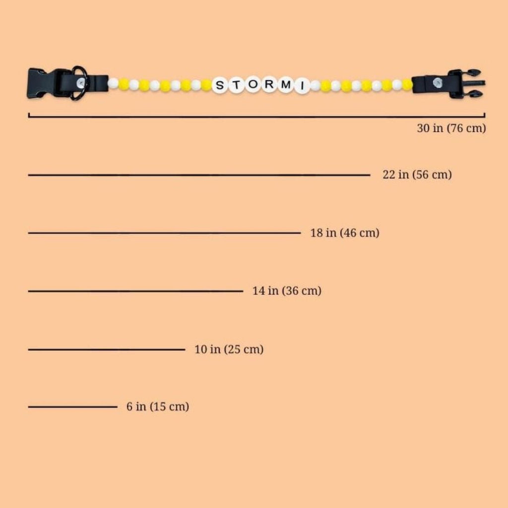 Collar de cuentas personalizado para mascotas con "STORMI" en cuentas multicolores y cierres negros, mide de 15 a 76 cm. Incluye pulsera gratis. Perfecto regalo para amantes de mascotas; fondo durazno muestra las medidas.