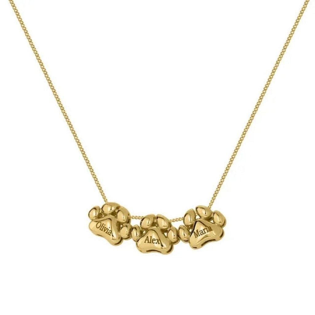 El Collar de huellitas de mascotas personalizado en dorado incluye tres dijes de huellas grabados con los nombres Olivia, Alex y Maria, alineados en una delicada cadena para un toque personalizado.