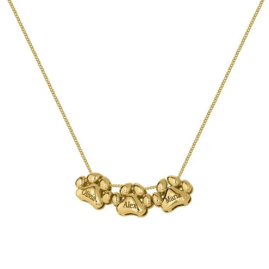 El Collar de huellitas de mascotas personalizado en dorado incluye tres dijes de huellas grabados con los nombres Olivia, Alex y Maria, alineados en una delicada cadena para un toque personalizado.