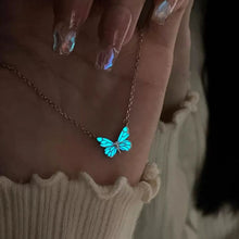 Cargar imagen en el visor de la galería, Collar de mariposa que brilla en la oscuridad - Moroveta