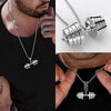 Un hombre lleva el Collar de pesa personalizado, un collar de plata con una mancuerna grabada con las palabras 