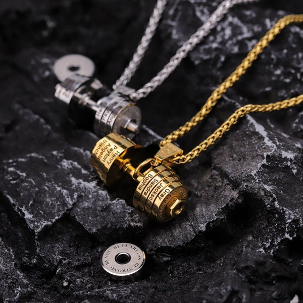 El collar de pesa personalizado incluye dos collares colgantes, en oro y plata, con un diseño de candado de combinación giratoria sobre una superficie de piedra negra texturizada-un regalo perfecto Día del Padre y collar personalizado para papá.