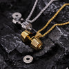 El collar de pesa personalizado incluye dos collares colgantes, en oro y plata, con un diseño de candado de combinación giratoria sobre una superficie de piedra negra texturizada-un regalo perfecto Día del Padre y collar personalizado para papá.