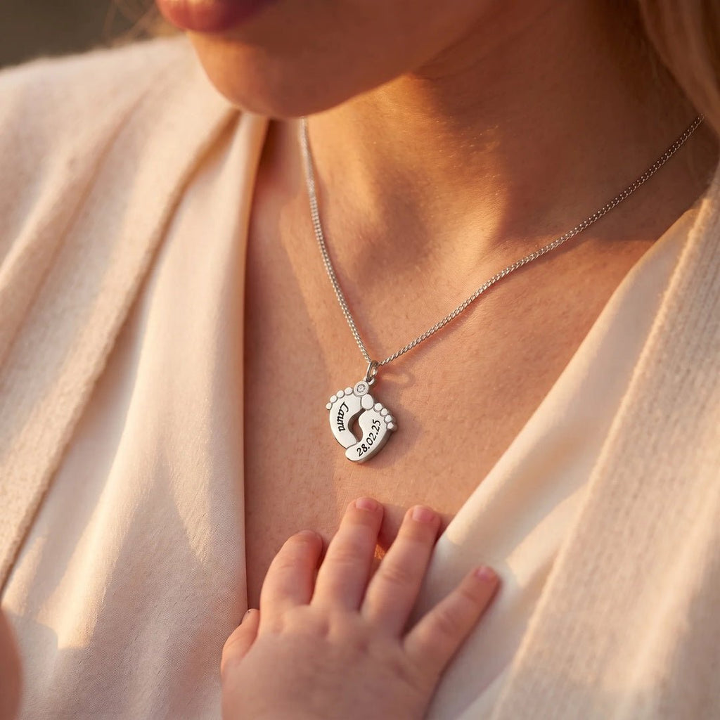 Collar de piecitos de bebé con nombre y fecha - Moroveta