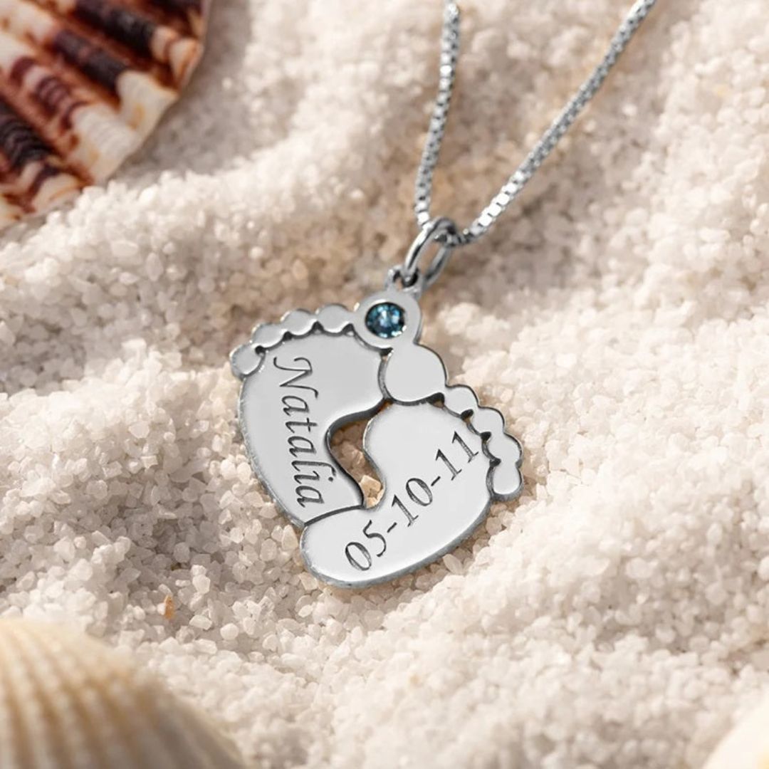 Collar de piecitos de bebé con nombre y fecha - Moroveta
