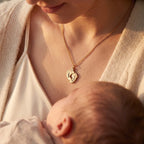 Collar de piecitos de bebé con nombre y fecha - Moroveta