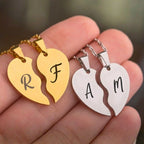 Una mano sostiene dos juegos de Collares Dúo medio corazón: uno dorado con R y F, y otro plateado con A y M-perfectos collares personalizados como un regalo para parejas.
