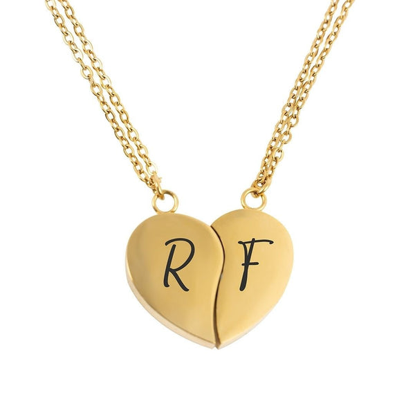 El Collar Dúo medio corazón dorado se divide en dos mitades, cada una en su propia cadena: un clásico collar de medio corazón. La izquierda lleva la R y la derecha la F, ideal como regalo para parejas.