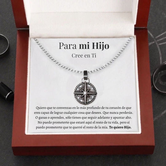 El collar Estrella del Norte - Para mi hijo (con nota dedicada) es un collar de plata en caja de madera, con un sentido mensaje en español: un regalo ideal para animar a tu hijo a creer en sí mismo y recordarle tu amor eterno.
