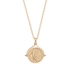 El collar giratorio Sol y Luna "Hatha" es un collar de oro con un colgante redondo texturizado con una luna creciente en relieve, inspirado en el icónico collar Sol y Luna y suspendido de una delicada cadena.