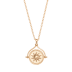 Collar giratorio Sol y Luna "Hatha": un collar dorado con dije circular giratorio, diseño central de sol en relieve y detalles de pequeños puntos en el borde, colgando de una cadena delicada.