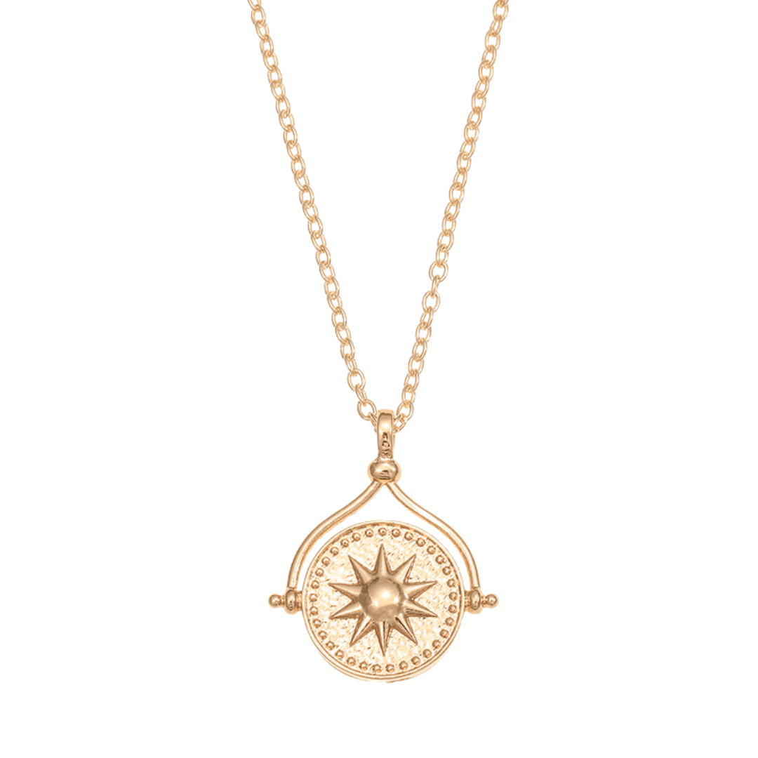 Collar giratorio Sol y Luna "Hatha": un collar dorado con dije circular giratorio, diseño central de sol en relieve y detalles de pequeños puntos en el borde, colgando de una cadena delicada.
