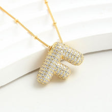Cargar imagen en el visor de la galería, El Collar Inicial Bubble - ¡Llévate 2 por el precio de 1! en oro, con colgante de letra F y brillantes, se exhibe sobre una superficie blanca. Un regalo personalizado ideal para esa persona especial.