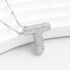 El Collar Inicial Bubble, en promoción de 2x1, es un collar plateado con dije en forma de 