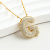 El Collar Inicial Bubble luce una gran letra inicial G con cristales brillantes sobre fondo blanco texturizado. ¡Lévate 2 por el precio de 1 y crea el regalo personalizado perfecto!.