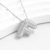 El Collar Inicial Bubble - ¡Llévate 2 por el precio de 1! es un collar plateado con inicial y brillantes diamantes, ideal como regalo personalizado para alguien especial.