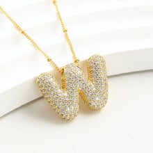 Cargar imagen en el visor de la galería, El Collar Inicial Bubble, ¡llévate 2 por el precio de 1!, es un elegante accesorio dorado con iniciales y brillantes piedras claras, ideal como regalo personalizado para cualquier ocasión.