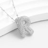 El Collar Inicial Bubble ofrece un gran dije en forma de letra con textura y cristales brillantes, perfecto como regalo personalizado. ¡Lévate 2 por el precio de 1!.