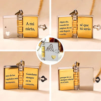 El Collar Libro a mi nieta - "Tú siempre estarás en mi corazón" es un colgante tipo libro con mensajes personalizados grabados y diseños de corazón y ángel, ideal como regalo especial para tu nieta.