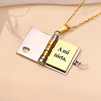 Un collar de oro y plata Libro a mi nieta - "Tú siempre estarás en mi corazón", con forma de libro con un corazón recortado, grabado con A mi nieta-una joya personalizada, ideal como regalo para nieta.