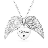 El collar "Mi ángel guardián" personalizable (Oferta 2X1) es de plata, tiene alas de ángel con piedras brillantes y un dije en forma de corazón grabado con el nombre Marie y un pequeño corazón negro debajo.