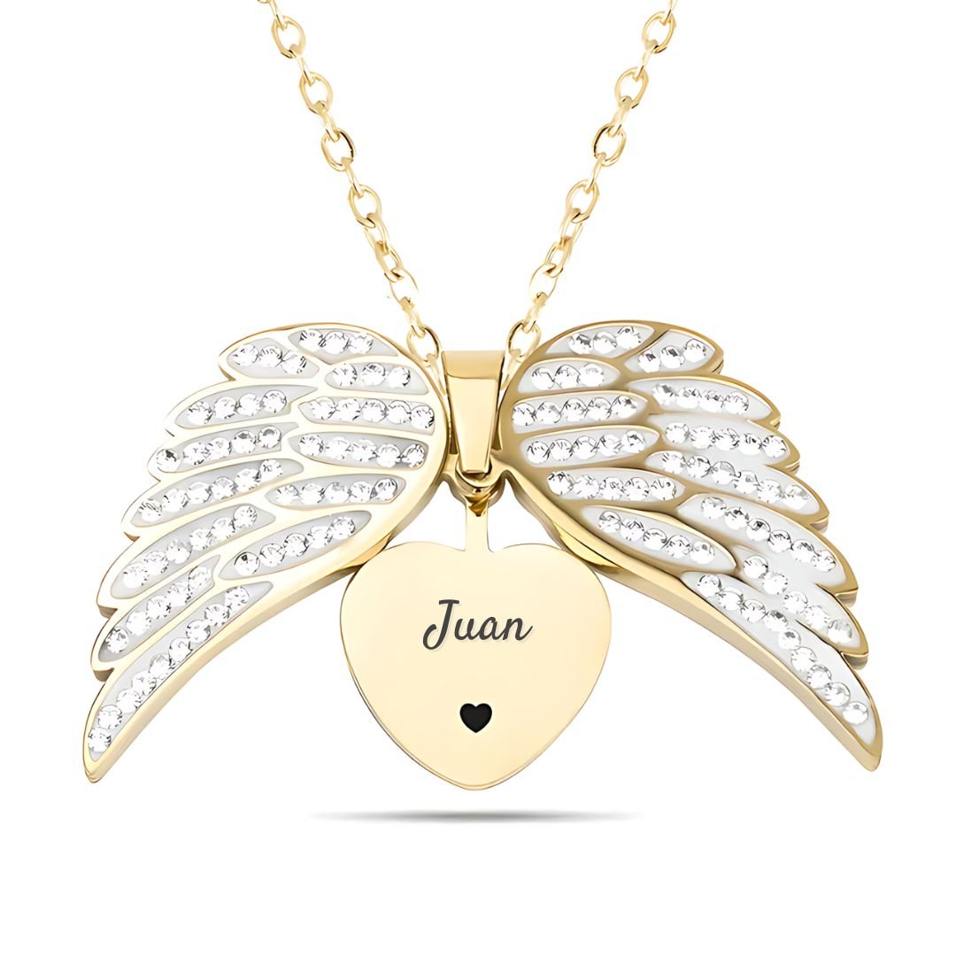 Collar "Mi ángel guardián" personalizable (Oferta 2X1): elegante collar con dije de dos alas de ángel, piedras blancas y corazón dorado grabado con el nombre que elijas y un pequeño corazón negro debajo.