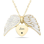 Collar "Mi ángel guardián" personalizable (Oferta 2X1): elegante collar con dije de dos alas de ángel, piedras blancas y corazón dorado grabado con el nombre que elijas y un pequeño corazón negro debajo.