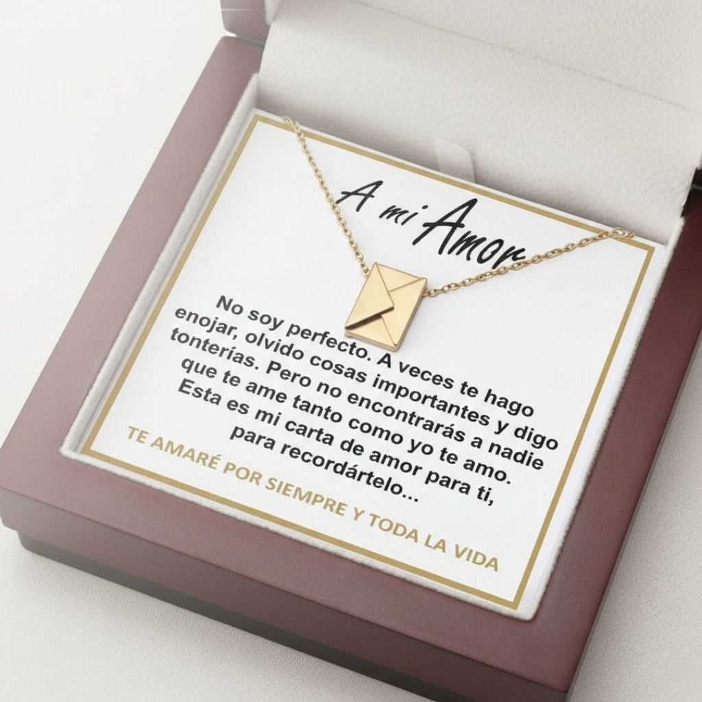 El collar "Mi carta de amor", con dije de sobre, se presenta en caja abierta e incluye un mensaje en español para esposa, expresando amor, disculpas y una promesa de afecto eterno.