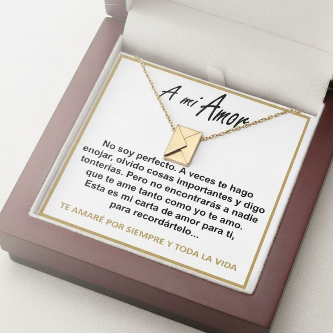 El collar "Mi carta de amor", con dije de sobre, se presenta en caja abierta e incluye un mensaje en español para esposa, expresando amor, disculpas y una promesa de afecto eterno.