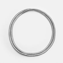 Cargar imagen en el visor de la galería, Collar de metal plateado moldeable multiuso hecho de acero inoxidable, enrollado en un círculo y desplegado sobre un fondo blanco liso.