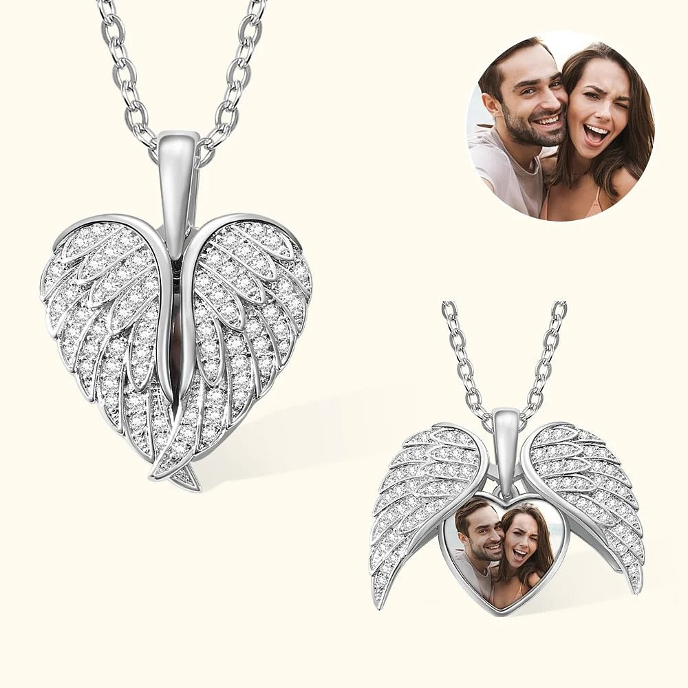 El "Collar personalizado con foto en forma de corazón" es un collar medallón de plata con piedras brillantes, que se muestra cerrado y abierto para revelar la foto de una pareja feliz en su interior. Un recuadro muestra la foto sonriente de la pareja.