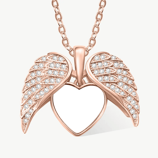 Collar personalizado con foto en forma de corazón en oro rosa, decorado con dos alas de ángel y cristales blancos brillantes. Un toque elegante para cualquier look.