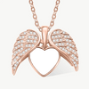 Collar personalizado con foto en forma de corazón en oro rosa, decorado con dos alas de ángel y cristales blancos brillantes. Un toque elegante para cualquier look.