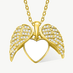 A "Collar personalizado con foto en forma de corazón" en color oro luce un dije central en forma de corazón, ideal para colocar una foto especial y lucirla con elegancia.