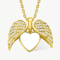 A "Collar personalizado con foto en forma de corazón" en color oro luce un dije central en forma de corazón, ideal para colocar una foto especial y lucirla con elegancia.