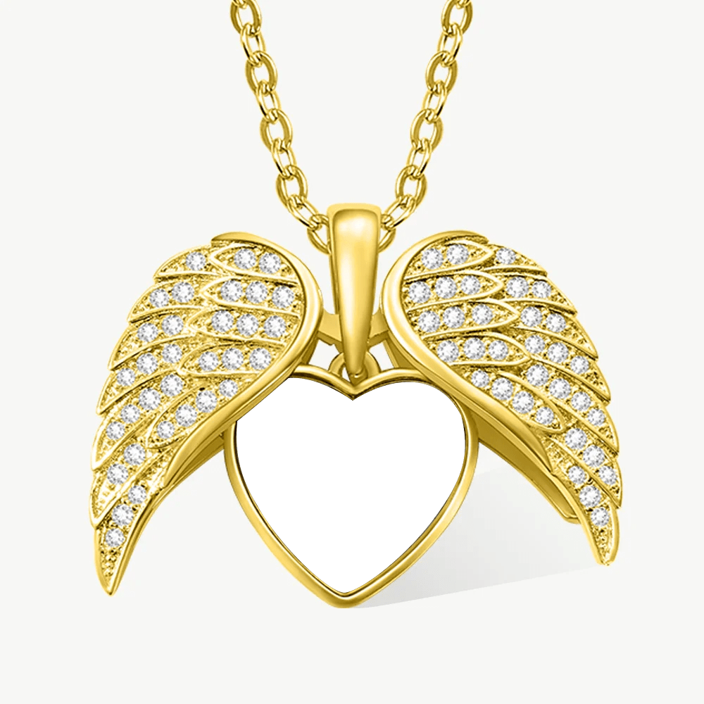A "Collar personalizado con foto en forma de corazón" en color oro luce un dije central en forma de corazón, ideal para colocar una foto especial y lucirla con elegancia.