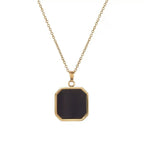 El collar personalizado con foto secreta es una cadena dorada con dije negro cuadrado de bordes redondeados en marco dorado, ideal como regalo personalizado y mostrado sobre fondo blanco.