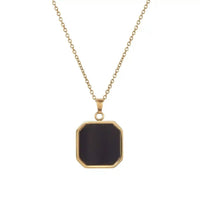 El collar personalizado con foto secreta es una cadena dorada con dije negro cuadrado de bordes redondeados en marco dorado, ideal como regalo personalizado y mostrado sobre fondo blanco.