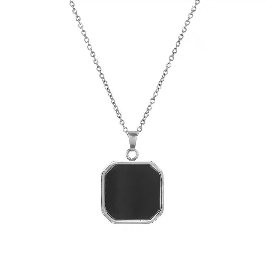 El collar personalizado con foto secreta es un collar de cadena de plata con un colgante negro cuadrado, esquinas redondeadas y un fino borde plateado, un regalo personalizado ideal, que se muestra sobre un fondo blanco.