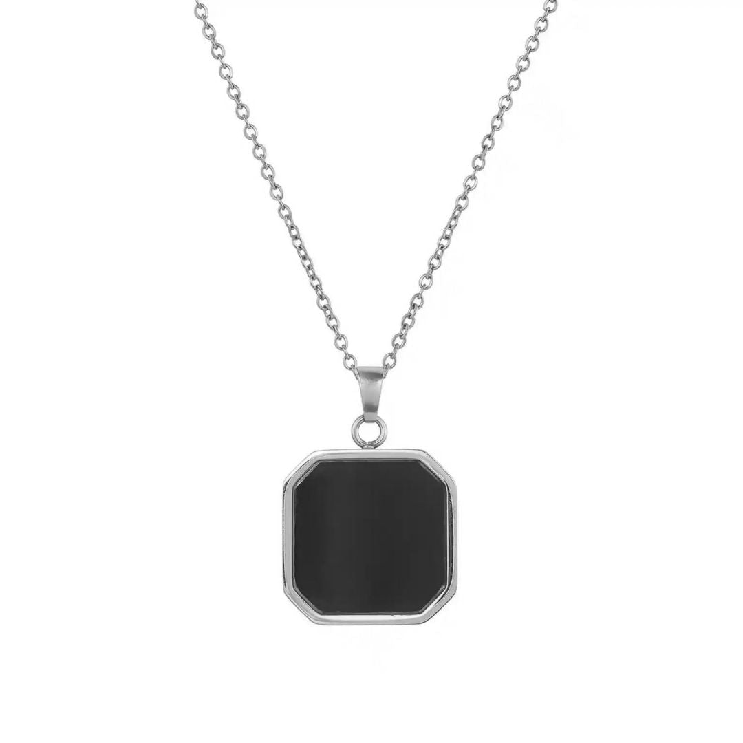 El collar personalizado con foto secreta es un collar de cadena de plata con un colgante negro cuadrado, esquinas redondeadas y un fino borde plateado, un regalo personalizado ideal, que se muestra sobre un fondo blanco.