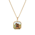 El Collar personalizado con foto secreta en color dorado incluye un dije cuadrado con la imagen de una pareja sonriente abrazándose en un campo soleado. Es el regalo personalizado ideal para alguien especial.