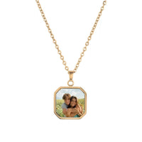 El Collar personalizado con foto secreta en color dorado incluye un dije cuadrado con la imagen de una pareja sonriente abrazándose en un campo soleado. Es el regalo personalizado ideal para alguien especial.