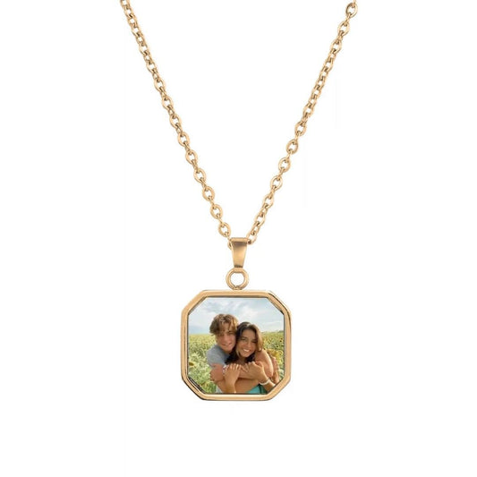 El Collar personalizado con foto secreta en color dorado incluye un dije cuadrado con la imagen de una pareja sonriente abrazándose en un campo soleado. Es el regalo personalizado ideal para alguien especial.