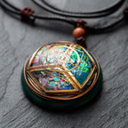 Primer plano del collar Talismán energético con geometría sagrada: presenta una colorida piedra iridiscente con alambre geométrico dorado, cordón negro, cuentas de madera y oscuras, perfecto para el equilibrio interior, expuesto sobre un fondo de textura oscura.